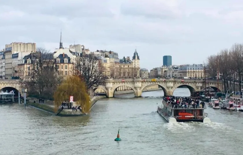Mái nhà lợp kẽm ở Paris