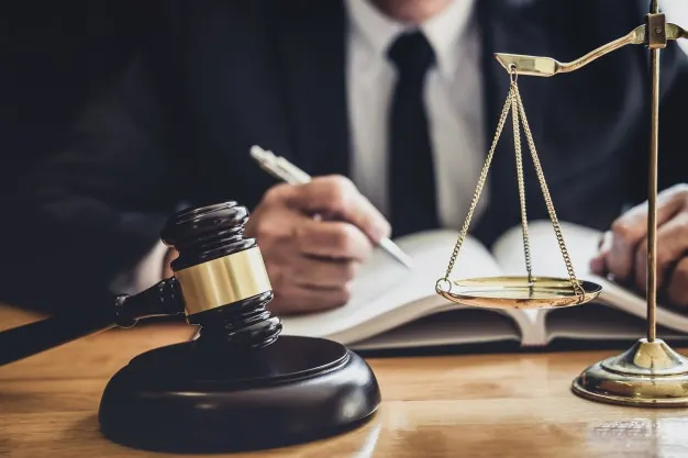 Luật sư hay pháp chế?